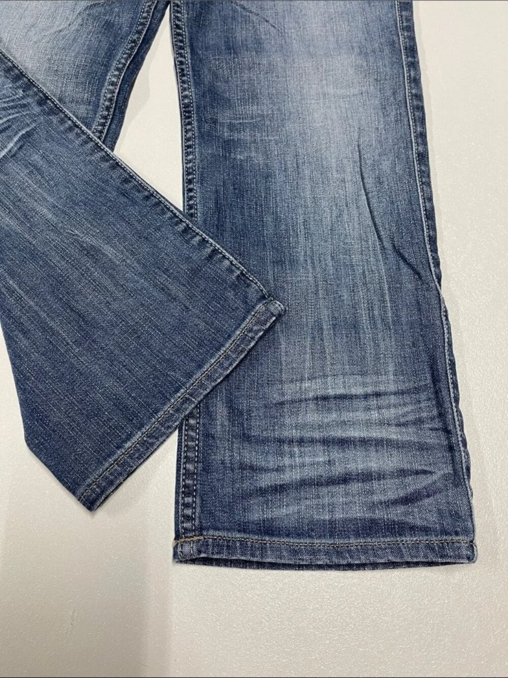 Express Y2K Wide-Leg Jeans in Medium Blue Wash - Picture 6 of 10
